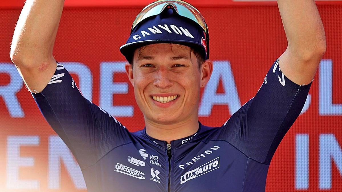 Jacob Philipsen celebra la victòria en la segona etapa de La Vuelta a Espanya