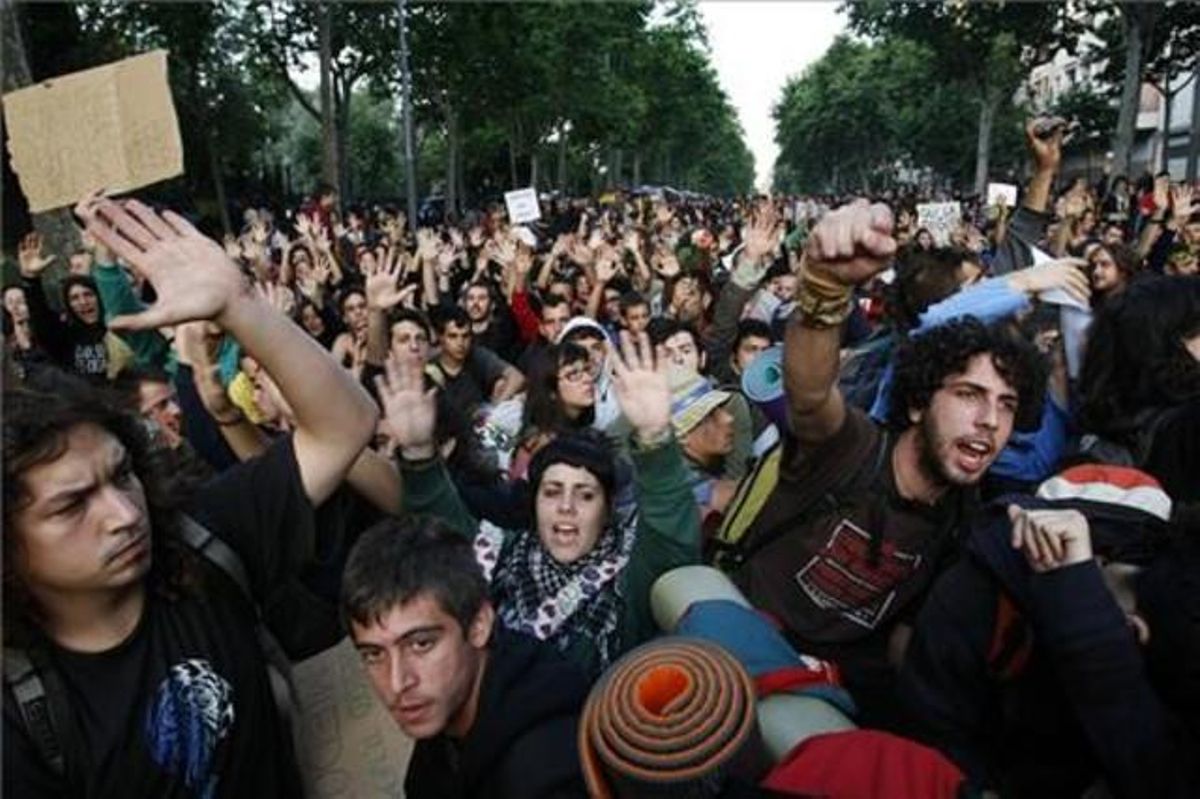 Indignats concentrats protesten en contra del debat sobre les retallades.