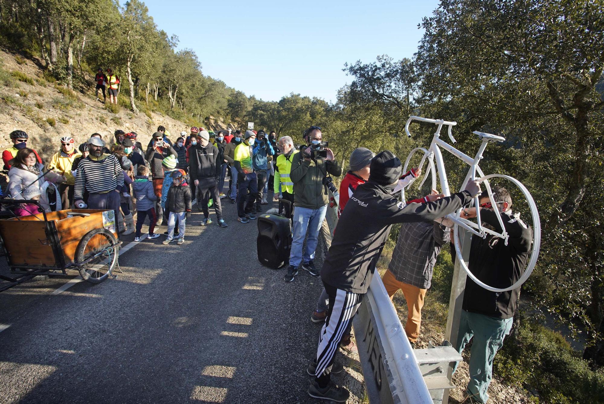 Els ciclistes tallen la carretera del Àngels