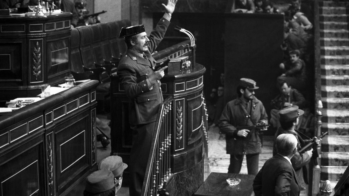 El teniente coronel Antonio Tejero irrumpe, pistola en mano, en el Congreso de los Diputados.