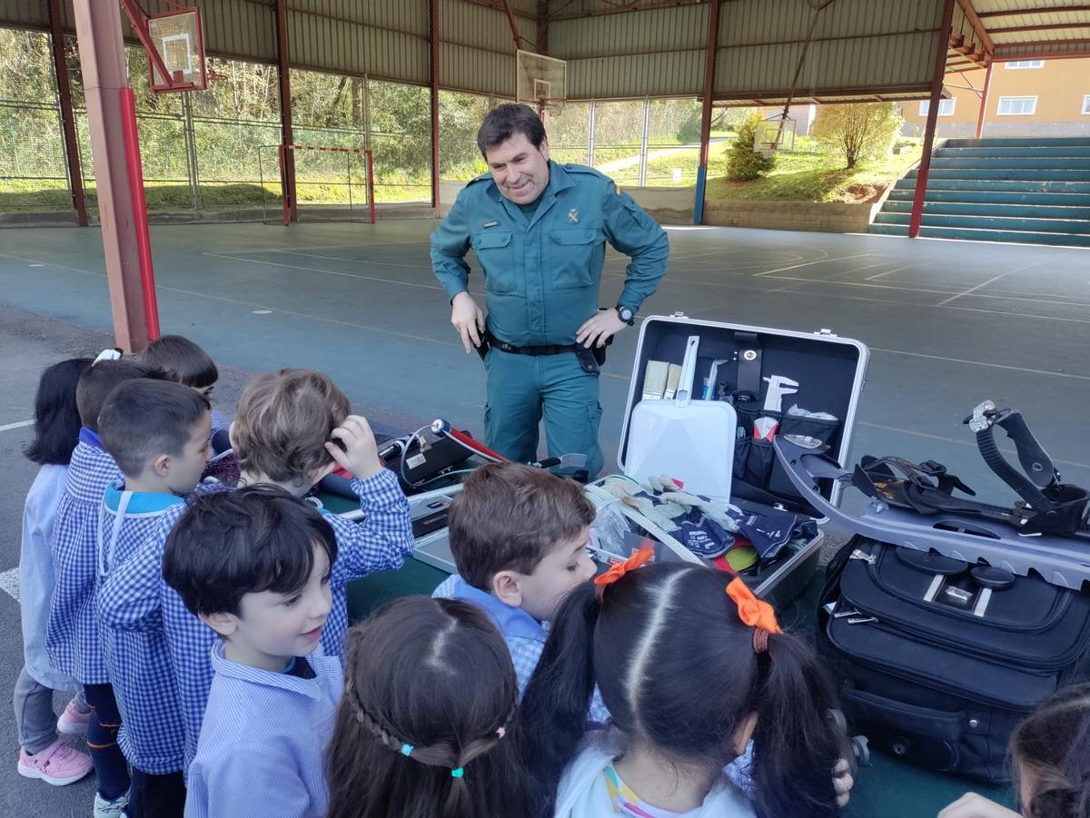 Las secciones de la Guardia Civil en el colegio Reconquista