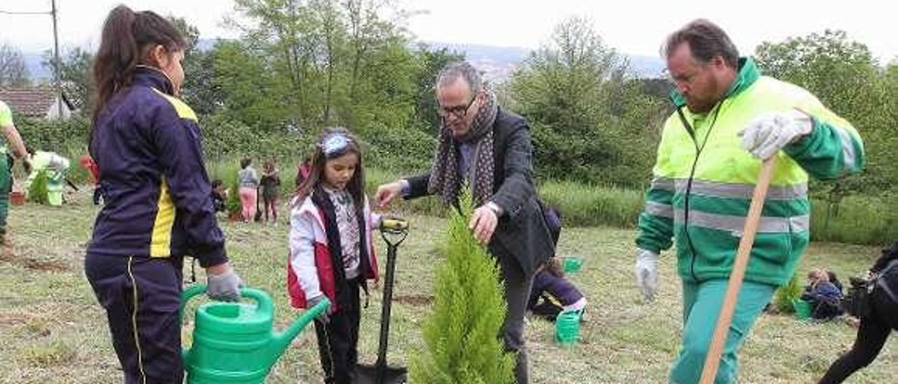 El alcalde en funciones, en una plantación con alumnos. // I.Osorio