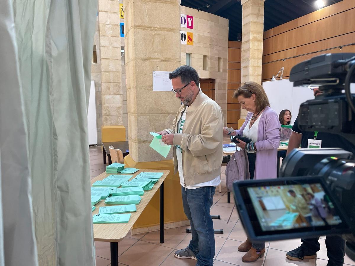 José Ignacio García, candidato de Adelante Andalucía, ejerciendo su derecho al voto en Jerez de la Frontera (Cádiz).