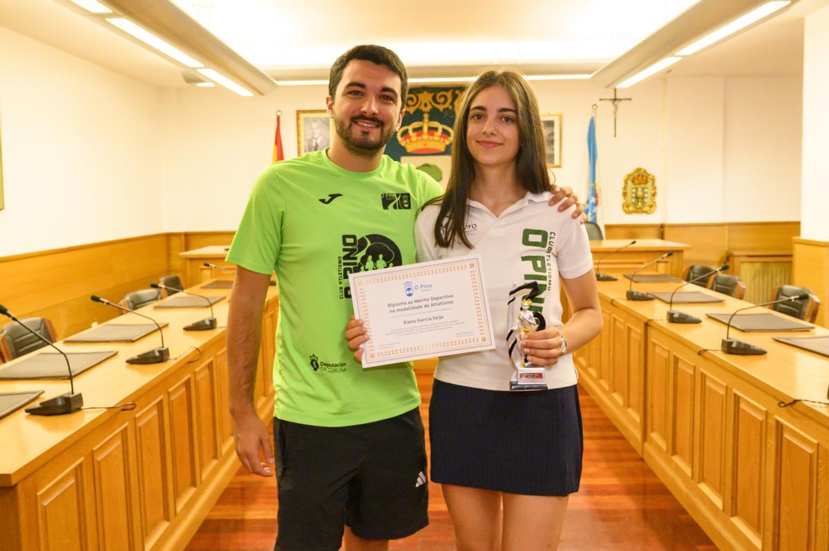 Xiana García Seijo recibe el diploma al mérito deportivo.