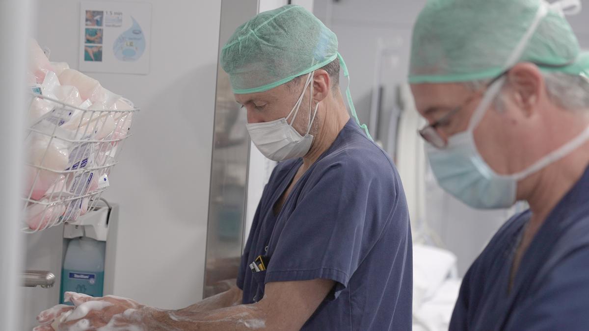 El doctor Alberto Lanzón, a la izquierda, y el doctor Fernando Colmenarejo, a la derecha, momentos antes de iniciar una operación.