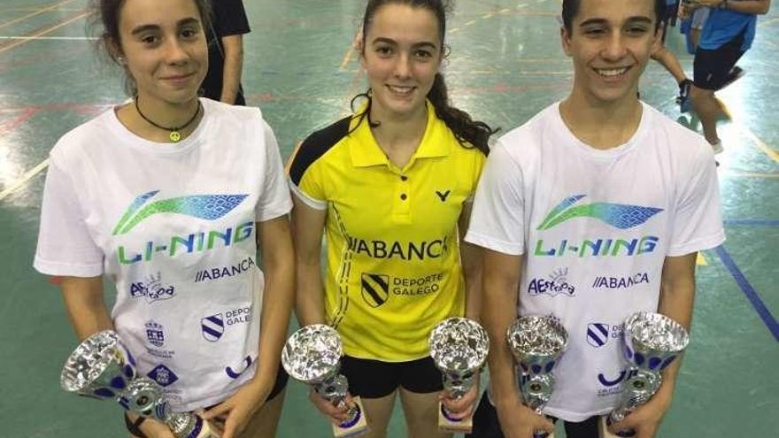 Gestoso, Carbón y Sanluis, con sus trofeos.