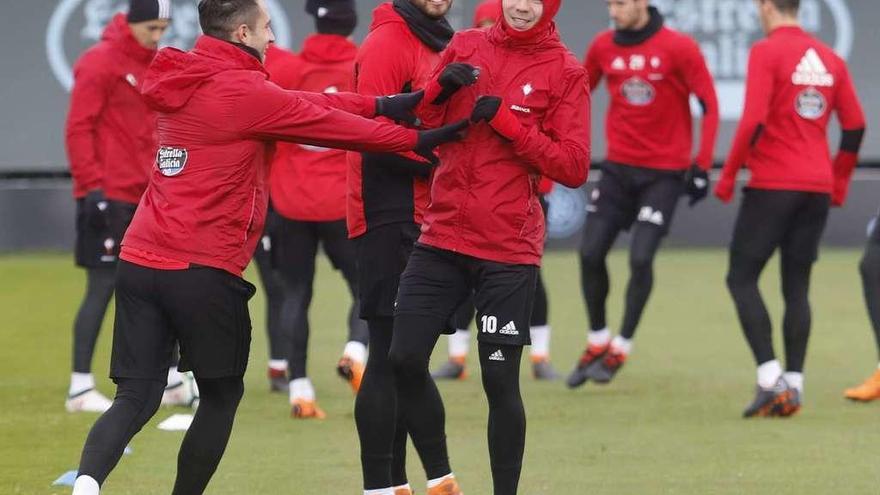 Sergi Gómez trata de cortar un balón, ante la mirada de Jozabed, Mazan y Sisto, al inicio del entrenamiento de ayer en A Madroa. // Alba Villar