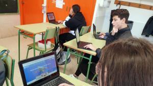 L’OCDE insisteix que PISA 2025 continua sent vàlid: els estudiants de llars amb més renda són els que més cauen