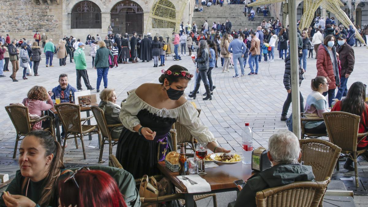 Una camarera vestida ayer con traje medieval en la plaza de Cáceres.