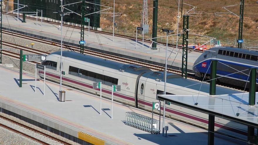 L&#039;estació del tren de llarga distància de Figueres-Vilafant.