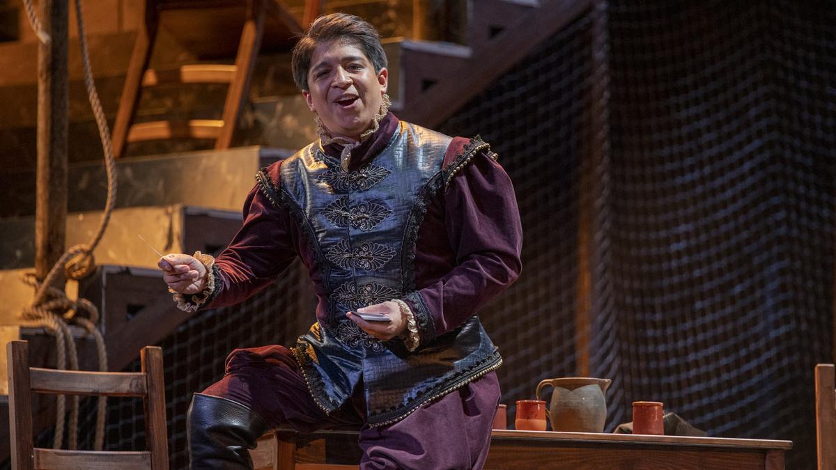 El tenor Iván Ayón durante la interpretación del aria en ‘Rigoletto’, en el Teatro Pérez Galdós.