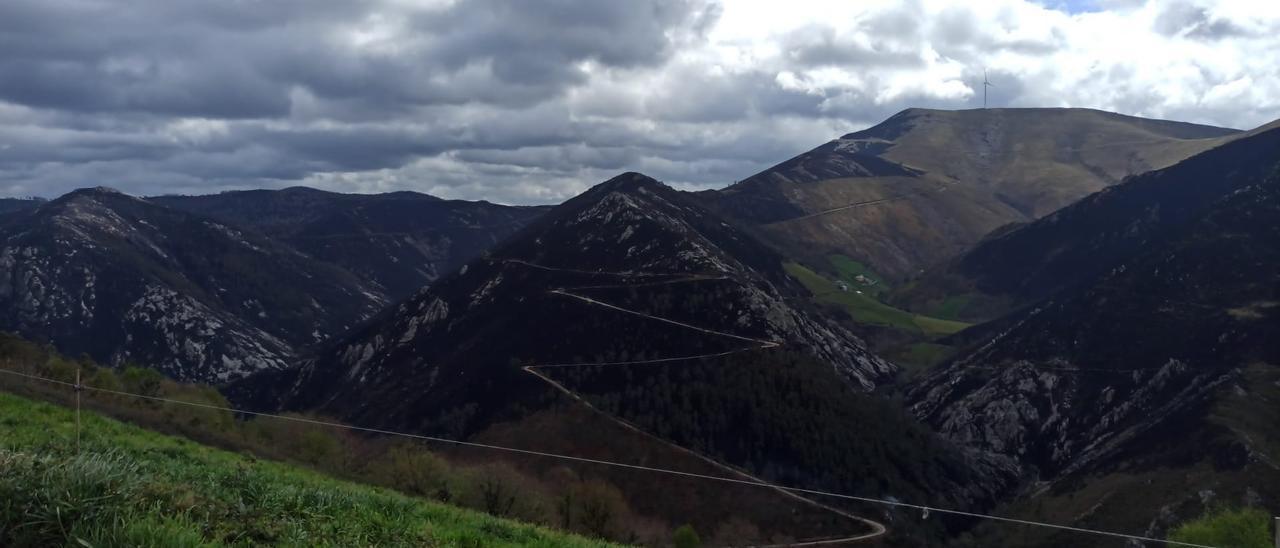 Vista de la montaña quemada en Valdés, Asturias.