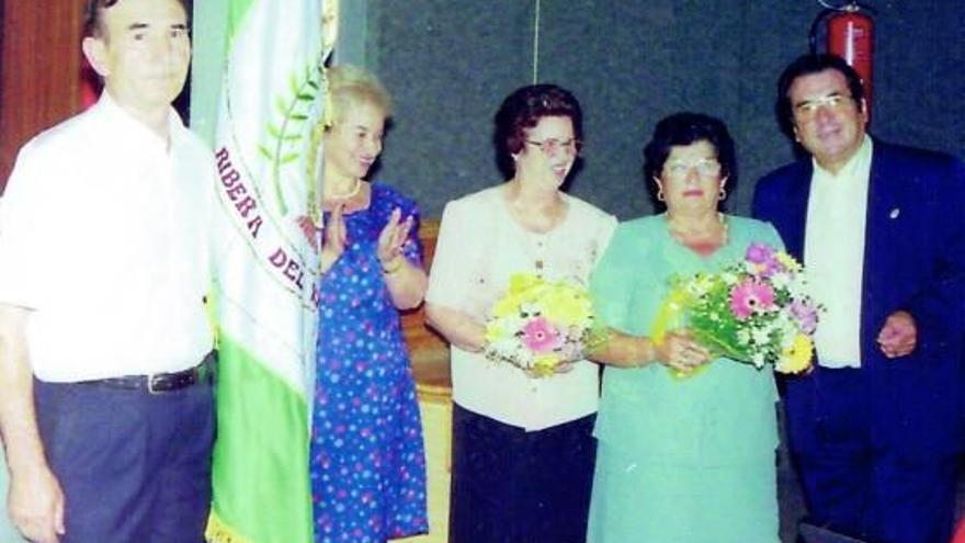 Galbis y su mujer, Atalía Olivares, ante la enseña de la banda.