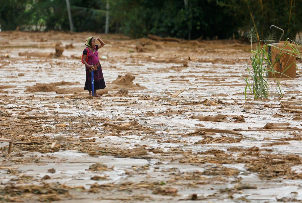 Mujer en las inundaciones de Sri Lanka