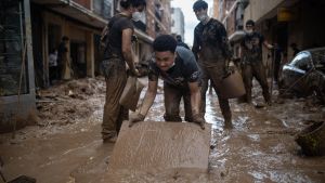 Voluntarios limpian los estragos ocasionados por la DANA