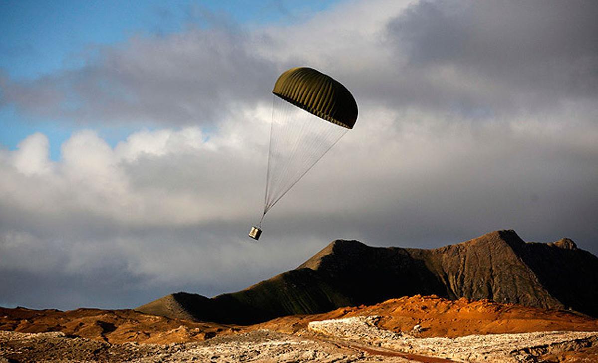 Un paracaigudes amb material d’ajuda cau a l’illa xilena de Juan Fernández. El paquet conté subministraments per als treballadors que s’ocupen del rescat de l’avió que es va estavellar al Pacífic fa tres dies.
