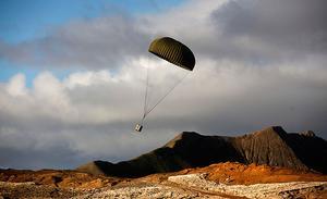 Un paracaigudes amb material d’ajuda cau a l’illa xilena de Juan Fernández. El paquet conté subministraments per als treballadors que s’ocupen del rescat de l’avió que es va estavellar al Pacífic fa tres dies.
