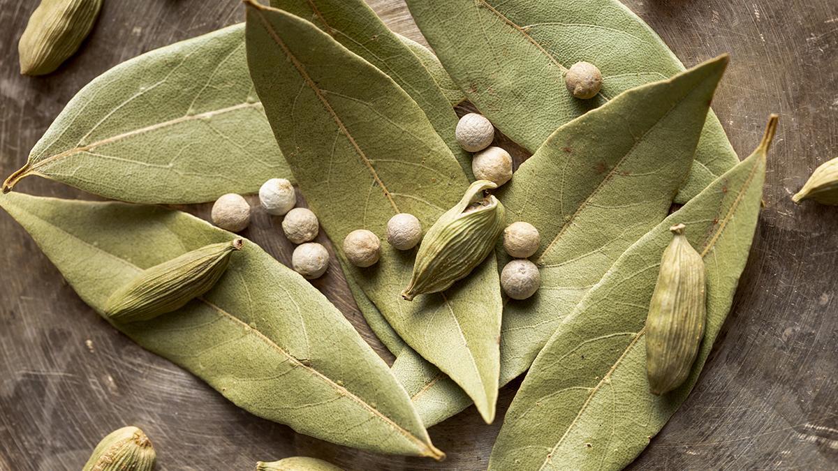 HOJA LAUREL BAJO LA ALMOHADA Poner una hoja de laurel debajo de la