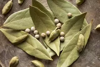 Poner una hoja de laurel debajo de la almohada: la solución que cada vez hace más gente (y con razón)