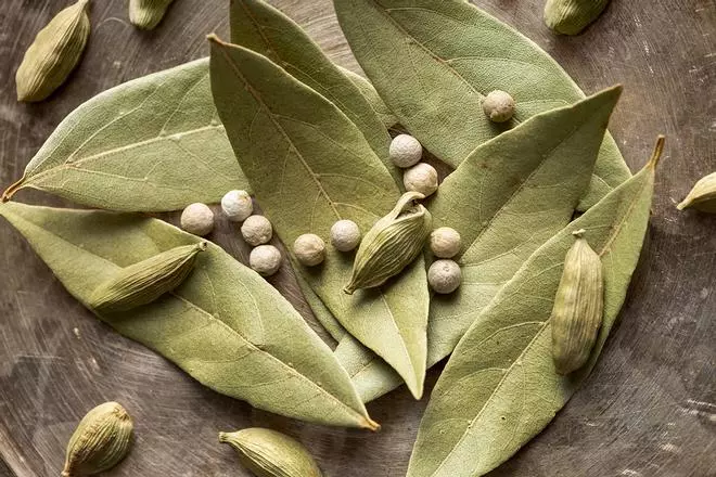 Poner una hoja de laurel debajo de la almohada: la solución que cada vez hace más gente (y con razón)