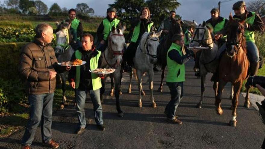 Llegada de los jinetes de la I Ruta Cabalar Salnés-Terra de Montes a Sabucedo, en mayo.  // Bernabé / Luismy