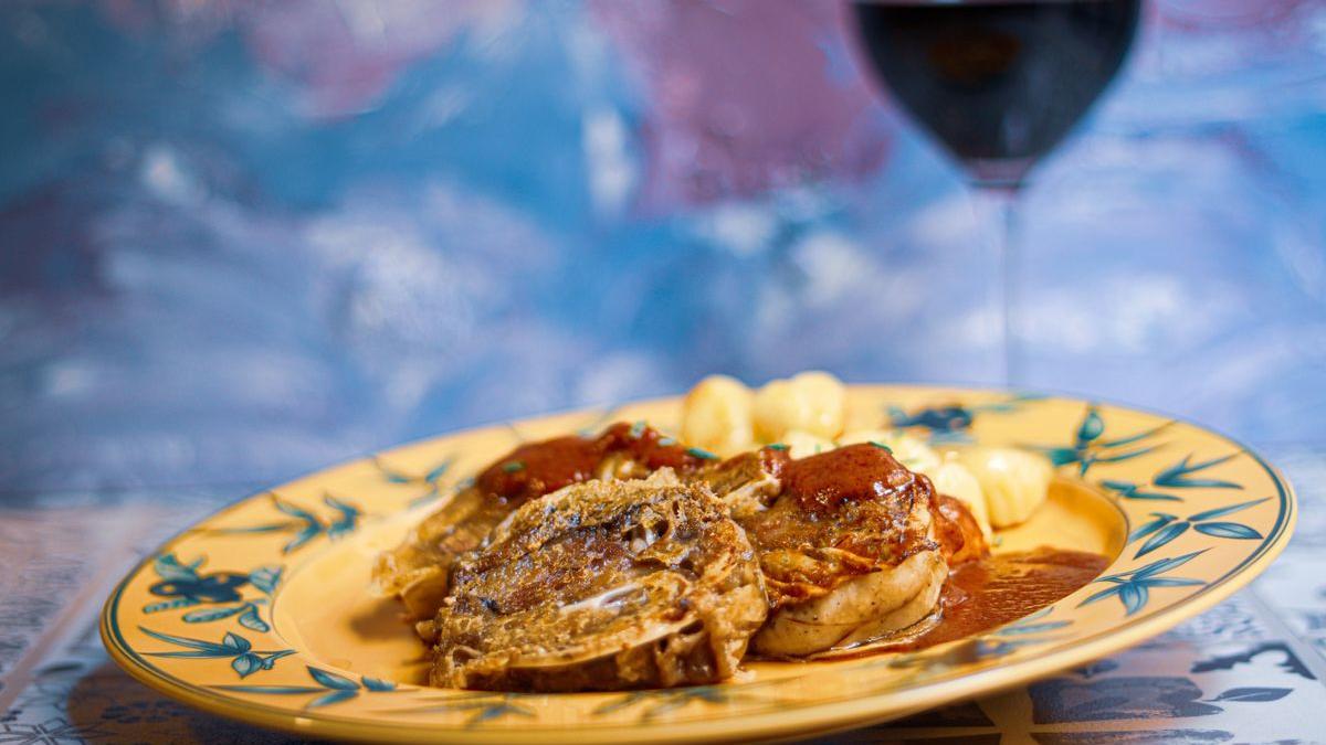 Una copa de vino y un castizo plato de oreja.