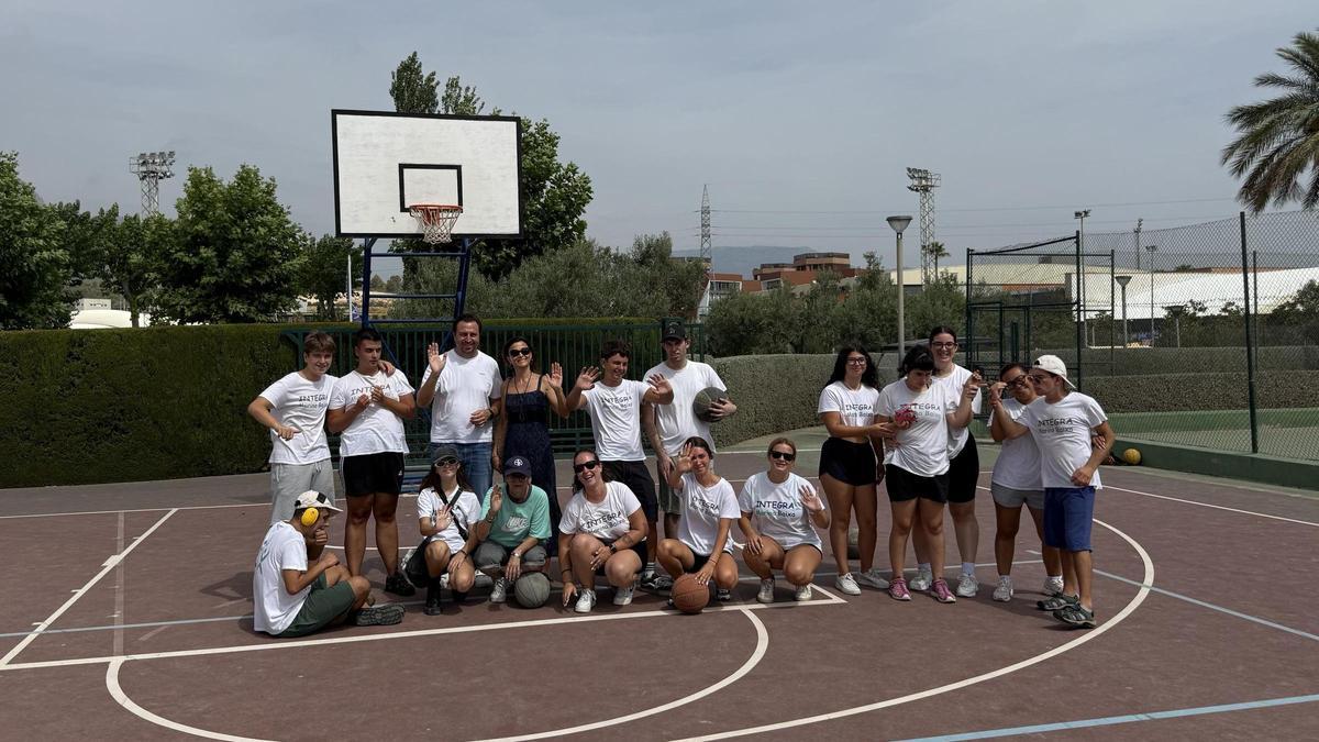 Sergio Villalba, concejal de Educación y Deportes de La Nucía, ha visitado el “Campus Integra” junto a Cristina Miranda, pta. Asoc.Integra Marina Baixa.