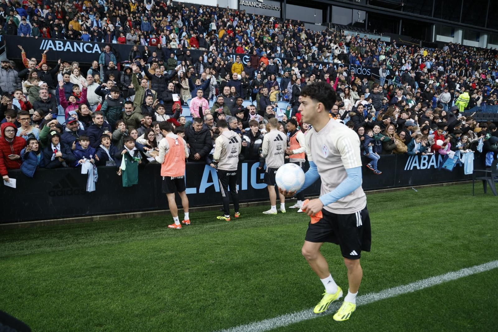 Cientos de aficionados disfrutan del entrenamiento del Celta en Balaídos