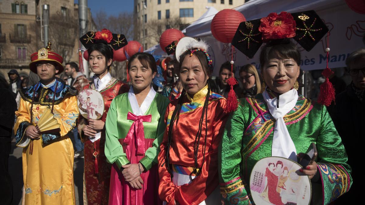 Lluïda celebració de l'Any Nou Xinès a la plaça de Sant Domènec de Manresa