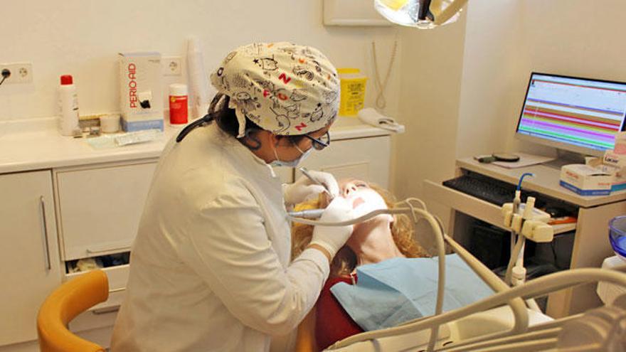 La doctora Martínez tratando a una paciente en Clínica Gioia.