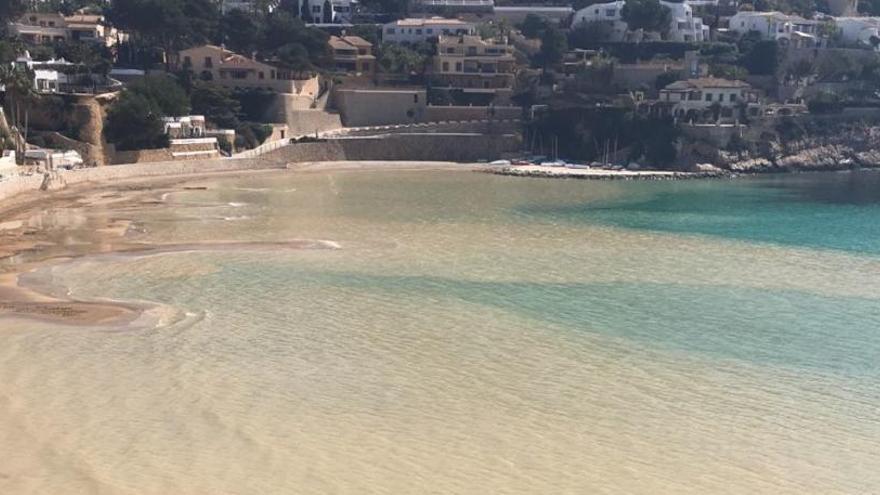 El agua se coloreó de marrón al arrojarse la tierra