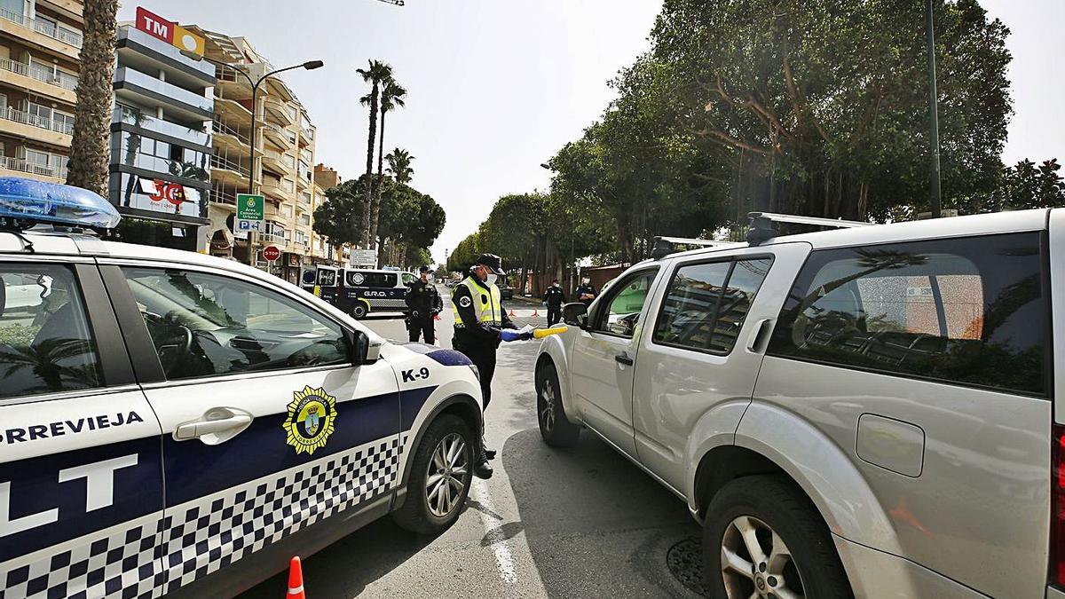 A control of the Local Police during the state of alarm in Torrevieja. | JOAQUÍN CARRIÓN A control of the Local Police during the state of alarm in Torrevieja. | JOAQUÍN CARRIÓN