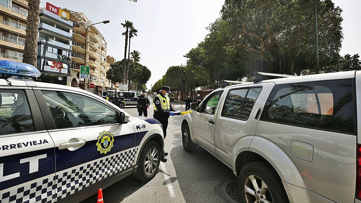 Un control de la Policía Local durante el estado de alarma en Torrevieja. | JOAQUÍN CARRIÓN