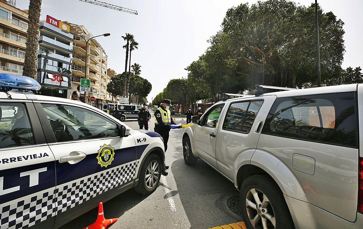 Un control de la Policía Local durante el estado de alarma en Torrevieja. | JOAQUÍN CARRIÓN