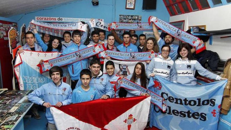 Aficionados que viajarán a Riazor, en la sede de Comando.  // Jorge Santomé