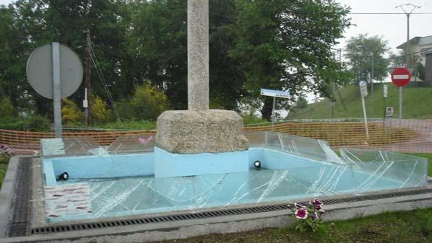 El cristal del estanque de la rotonda, ayer, destrozado por vándalos.