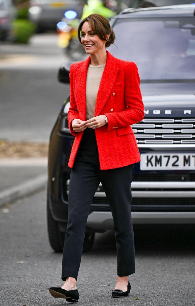 Kate Middleton elige una blazer roja como protagonista de su look