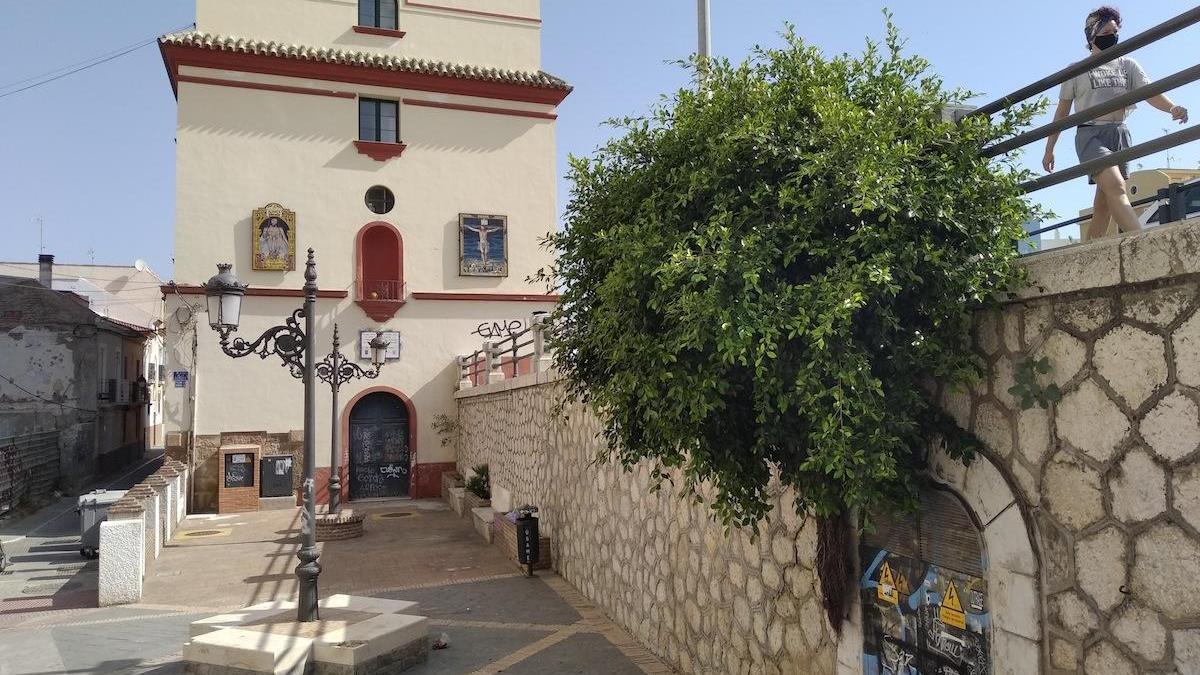 La luna de Valencia parece alumbrar con todo su poder de fascinación a los técnicos de Endesa y a los del Ayuntamiento, incapaces de atajar el milagro de todos los años, un ficus que crece en el resquicio de un muro de mampostería de la plaza de la Aurora, junto a una instalación eléctrica que avisa del peligro de electrocución.