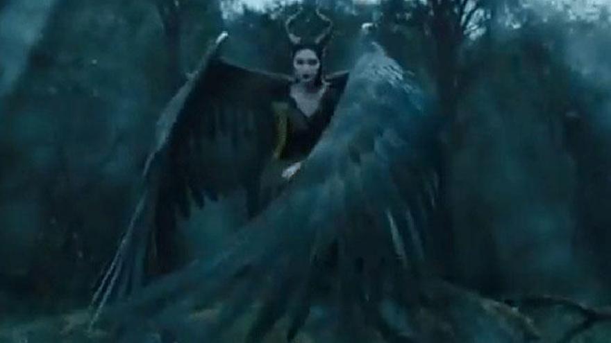 Angelina Jolie despliega sus alas en el nuevo clip de Maléfica