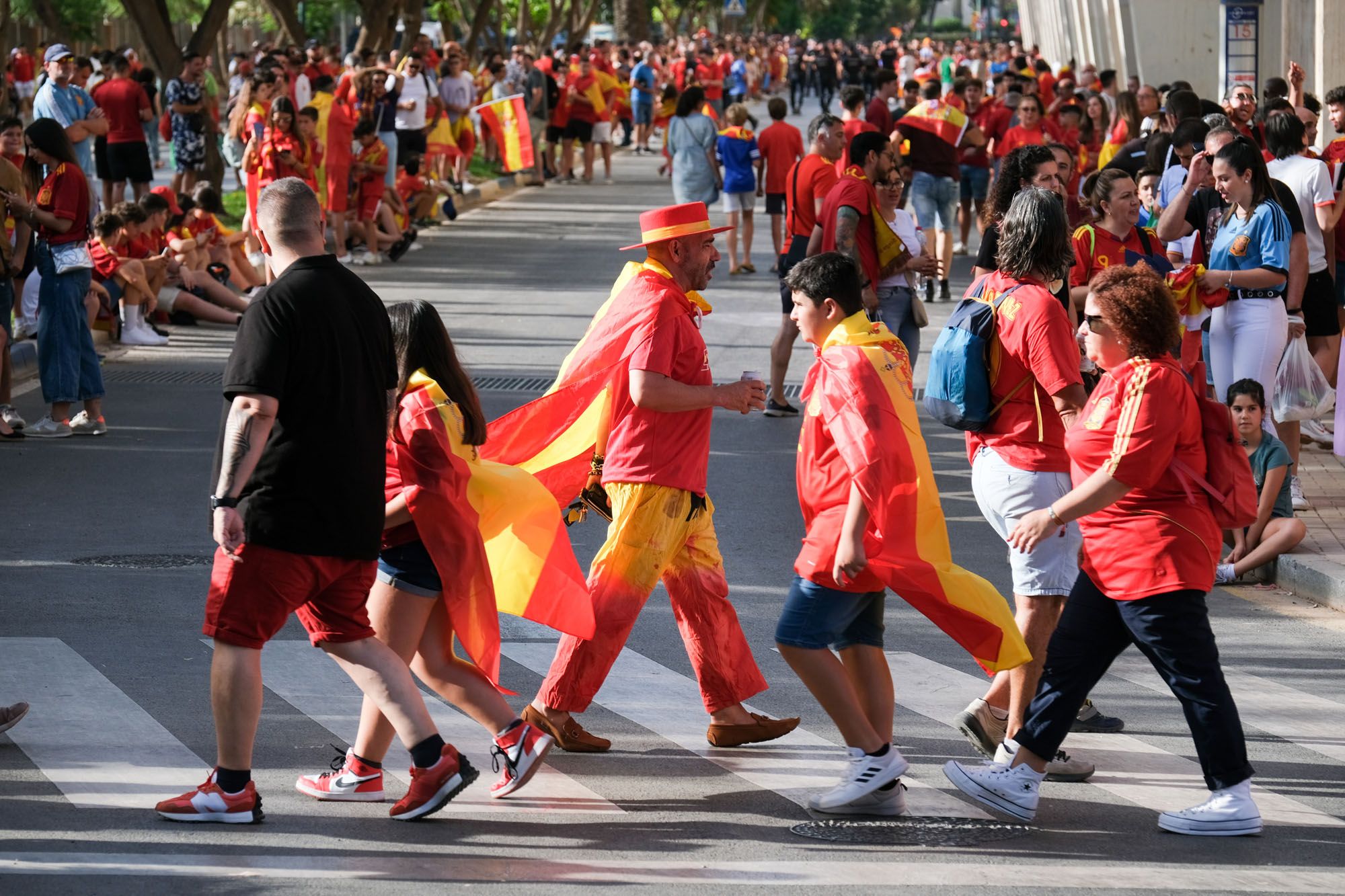 Ambiente en los aledaños de La Rosaleda para ver el España - República Checa.