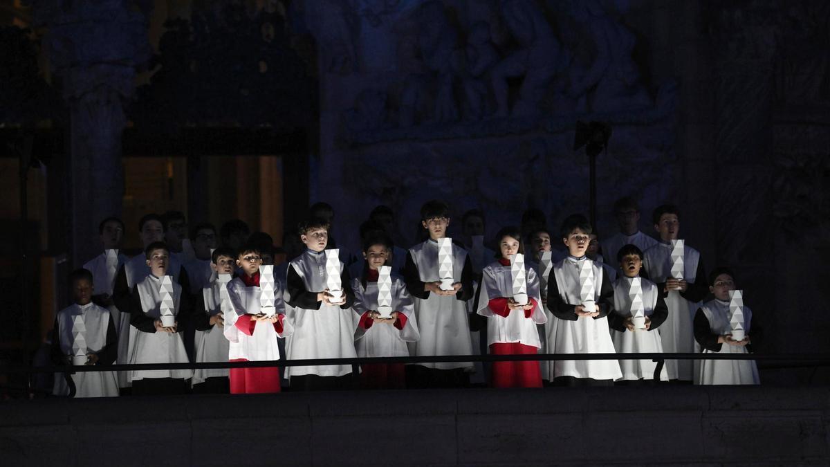 L'Escolania cantant sense el cor en l'acte d'inauguració de la Creu de Jesús