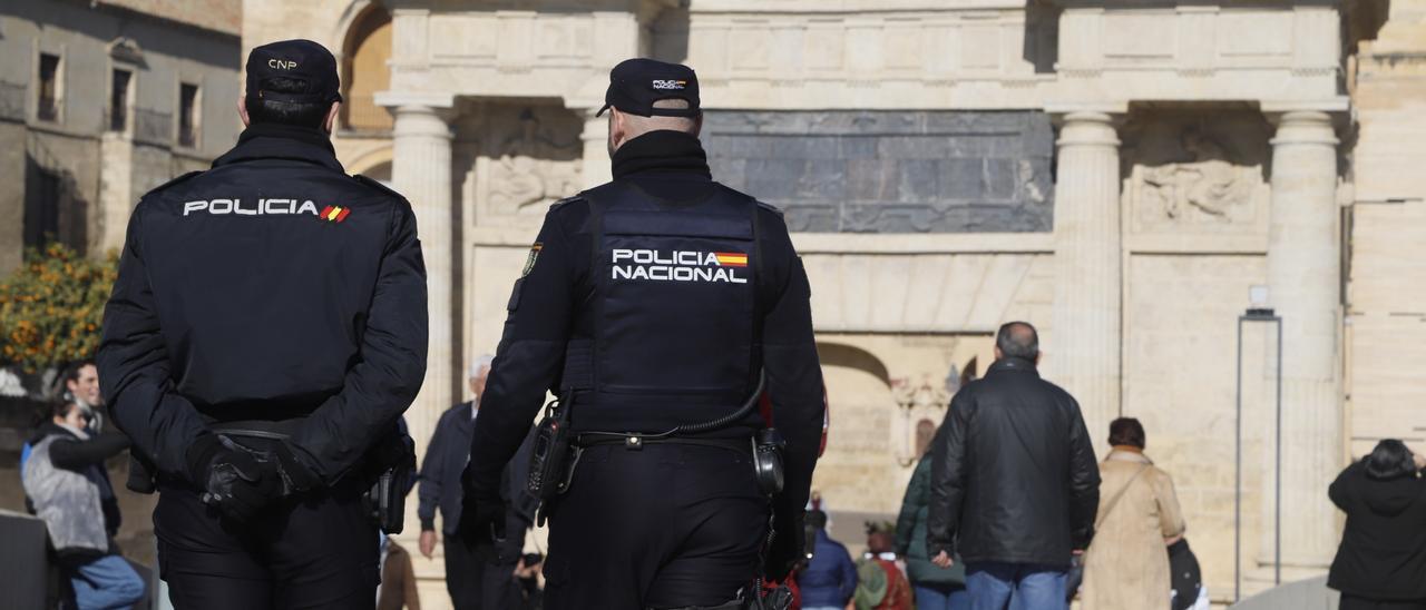 Dos agentes de Policía Nacional caminan por el Puente Romano.