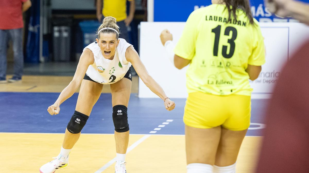 Silvia Araco celebra un punto de su equipo, el Sayre.