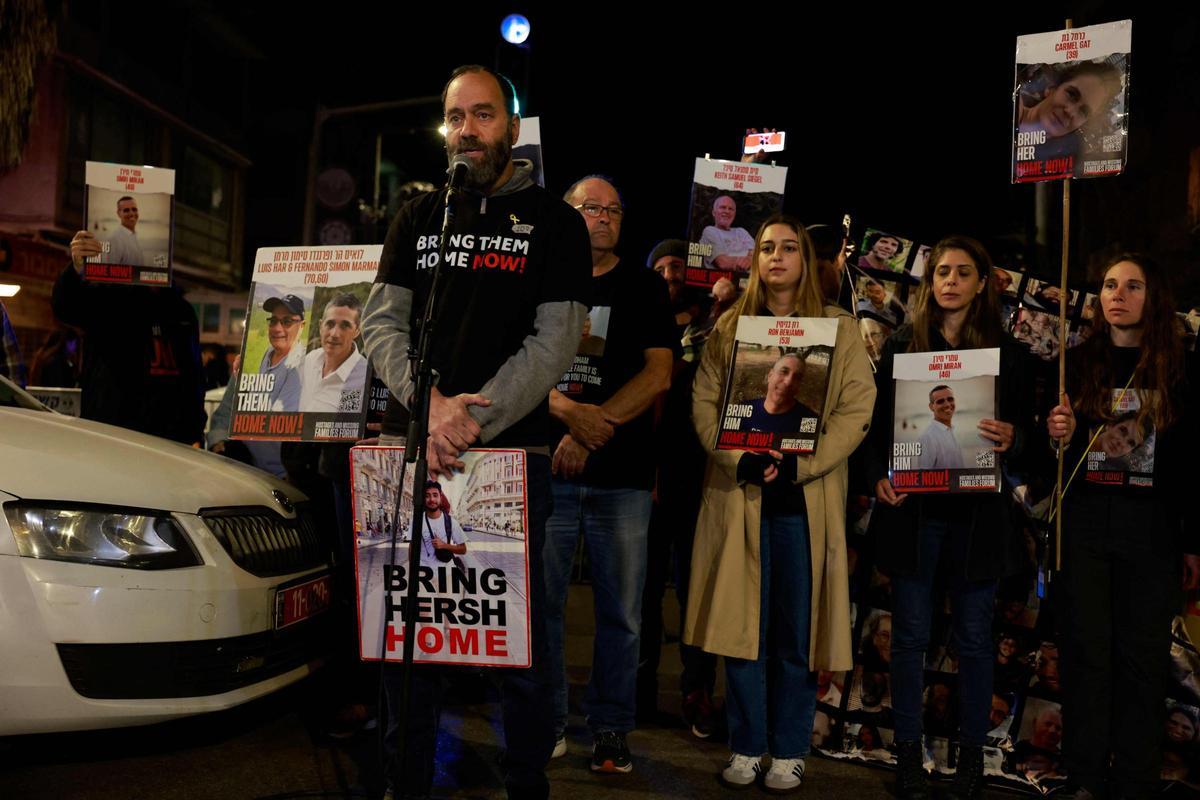 Familiares de los rehenes de Hamás protestan frente al domicilio de Netanyahu