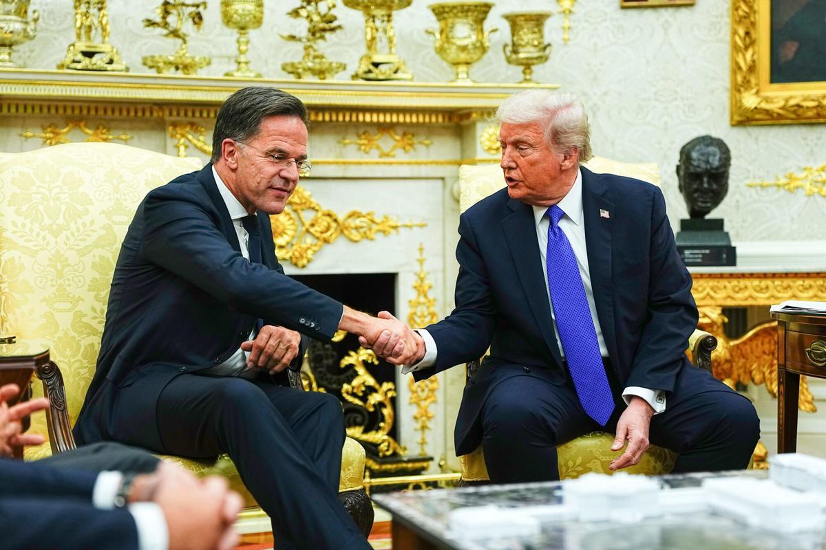 El presidente de EEUU, Donald Trump, saluda al secretario general de la OTAN, Mark Rutte, en el Despacho Oval de la Casa Blanca.