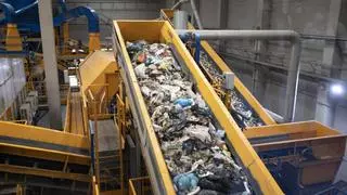 El 20% de la ropa que se arroja a la basura en la Ribera está sin estrenar