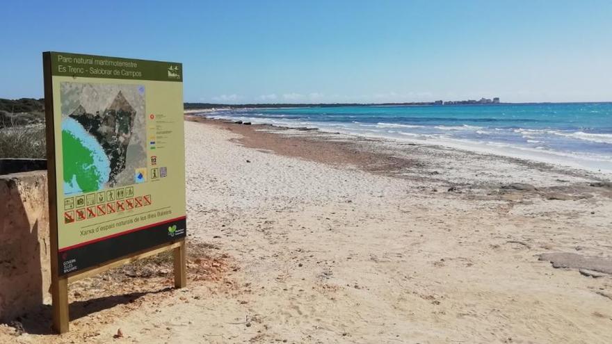 Soll bei der Orientierung helfen: Eine der 22 am Strand Es Trenc und in den Salinen aufgestellten Tafeln.