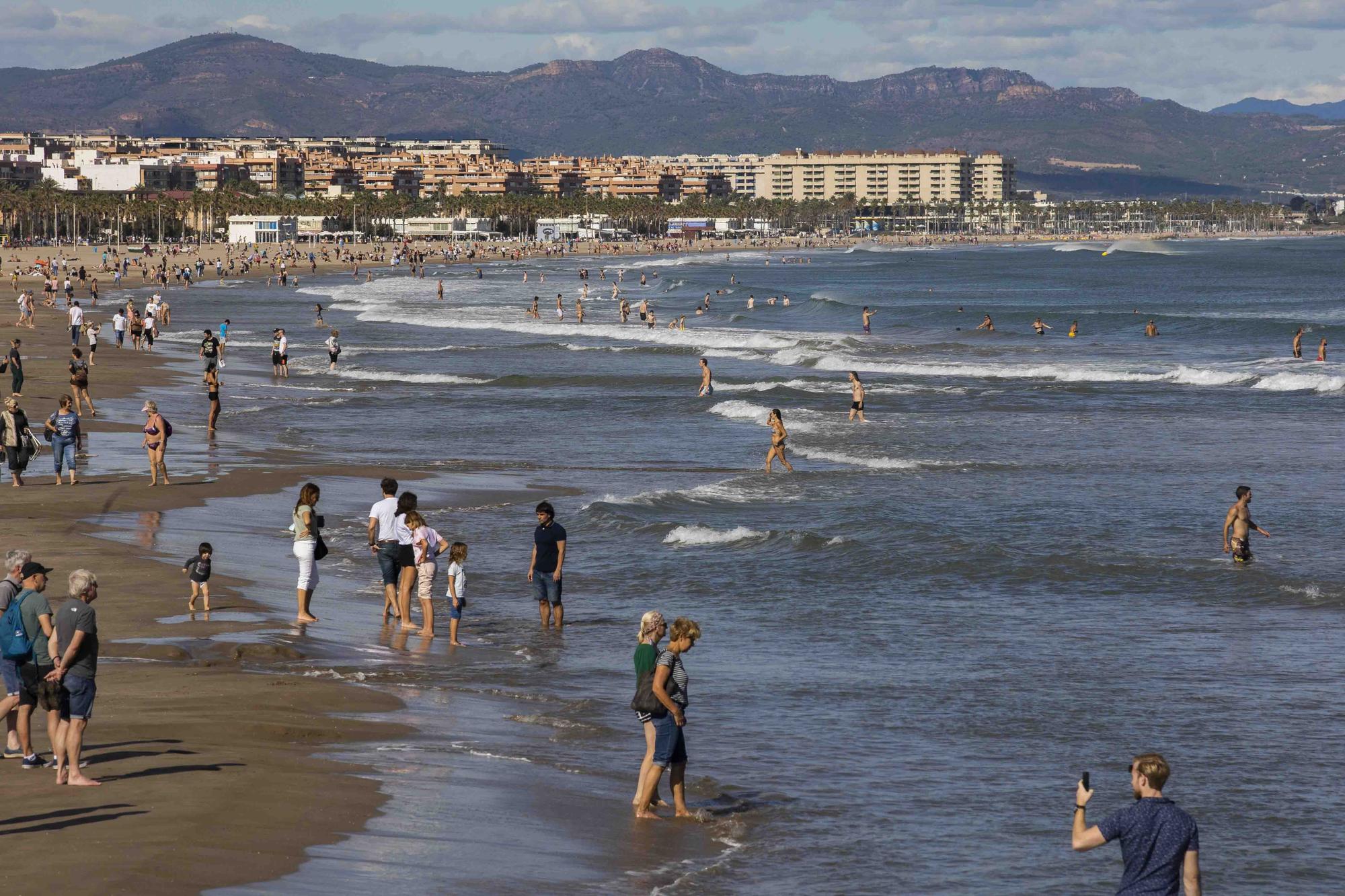 Baños en la playa para dar la bienvenida a noviembre