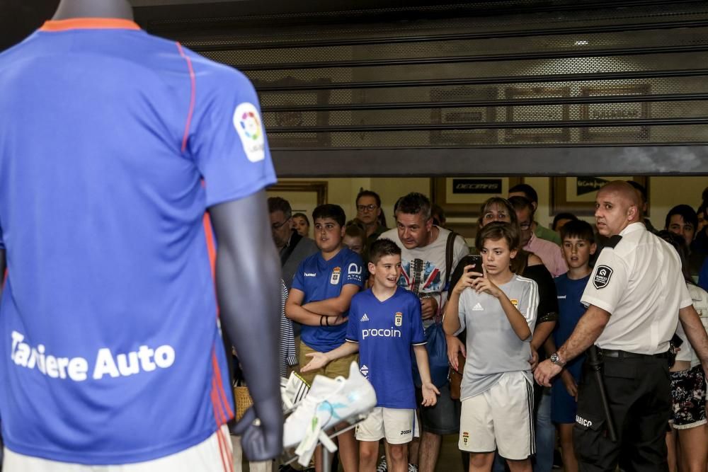 Presentación de la nueva camiseta del Real Oviedo