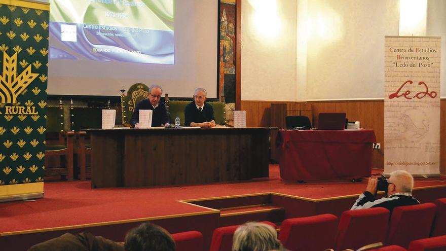 Fernando Regueras (izquierda) presentando a Fuentes Ganzo (derecha).